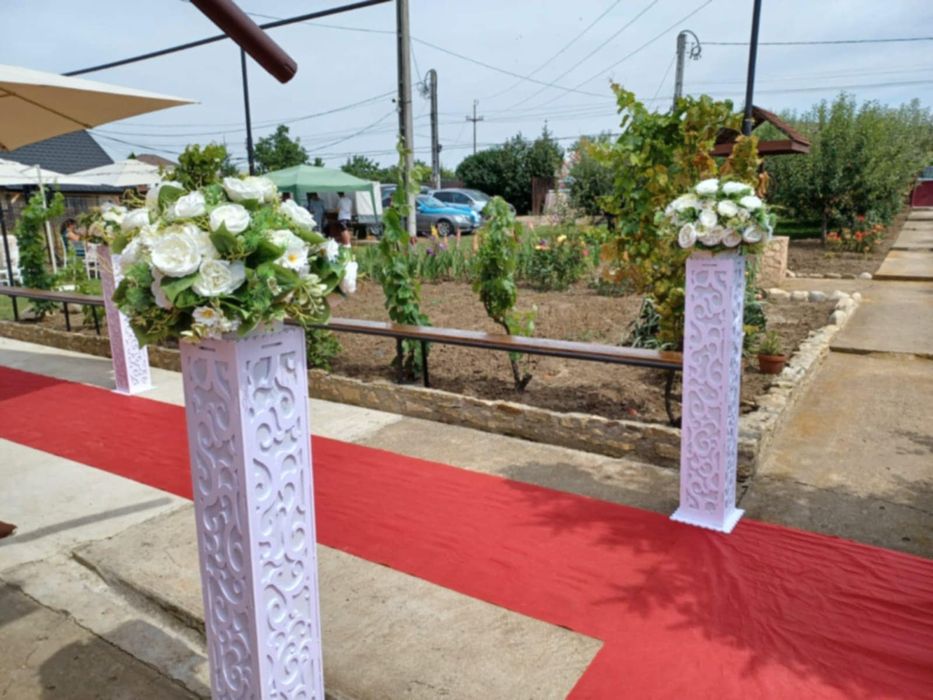 Închiriez scaune chiavari  ,mese rotunde umbrele evenimente