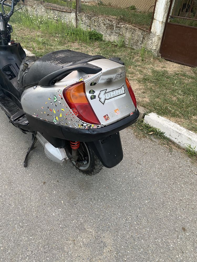 Продавам скутер Honda 150cc 2t