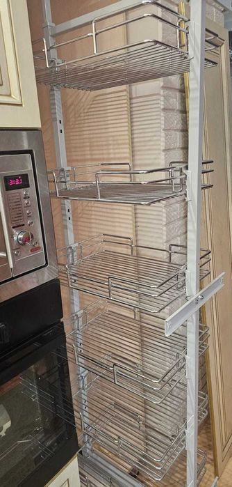 выдвижная бутылочница в кухонный шкаф с металлическими корзинами