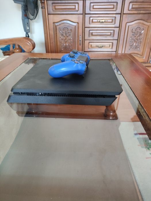 Playstation 4 slim 500GB с 1 контролер и 2 игри