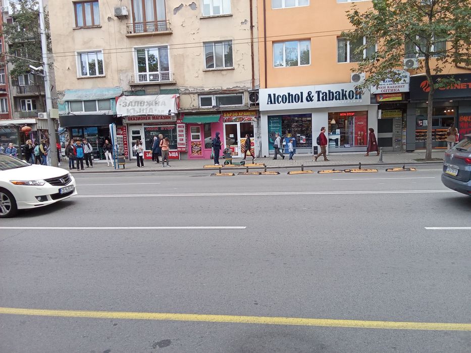 Е. С. Отдава търговско помещение в топ центъра