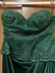 Rochie lunga superba, din satin verde smarald, cu corset