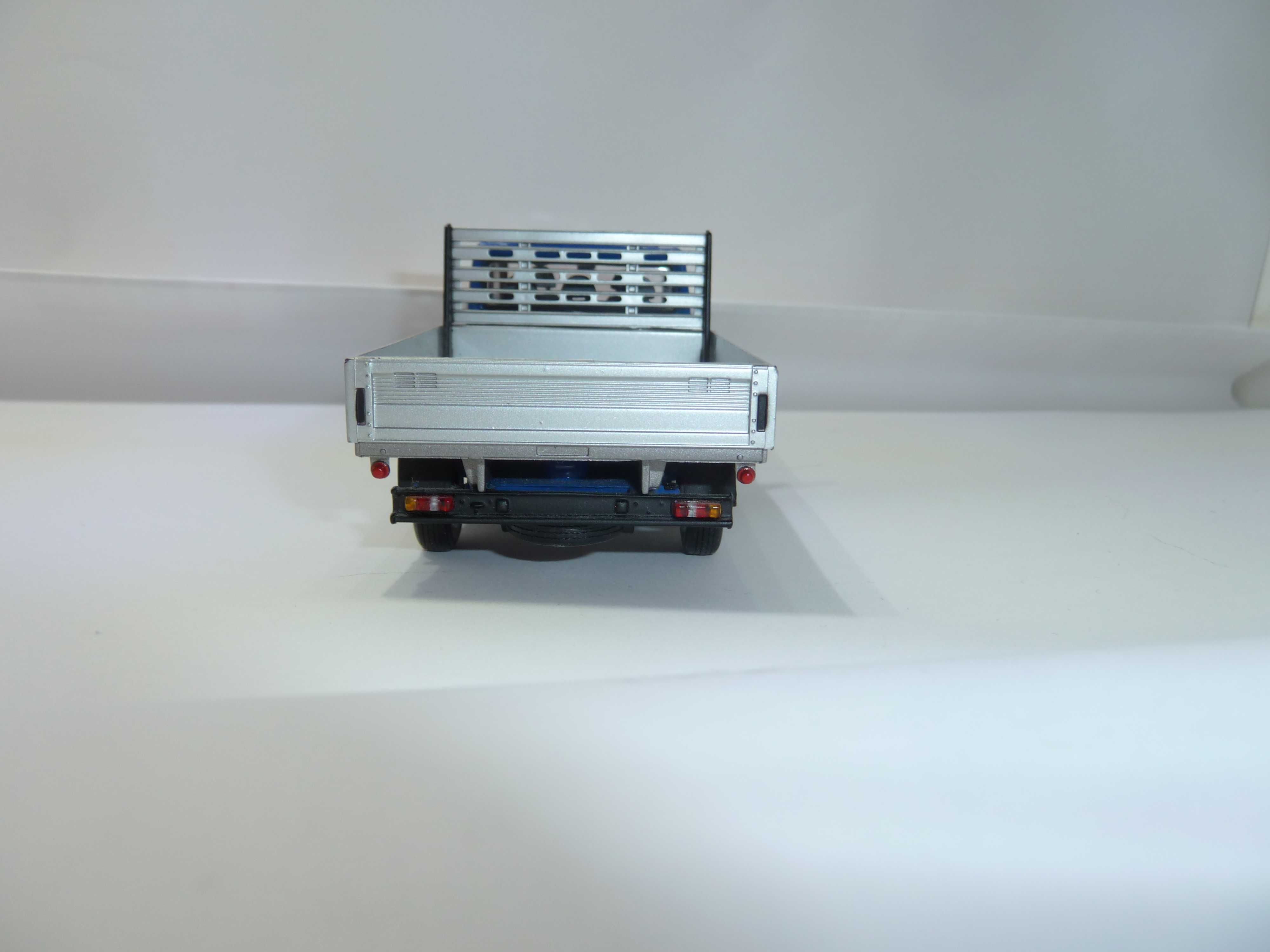 Macheta camioneta FORD Transit 2005 1/43 Minichamps  cu lipsuri,