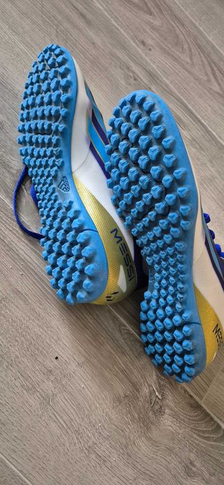 Футболни обувки стоножки Adidas Messi