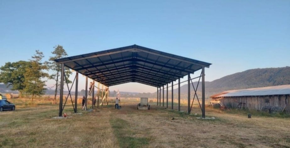 Vând hala pe structură metalică demontabila pe șuruburi
