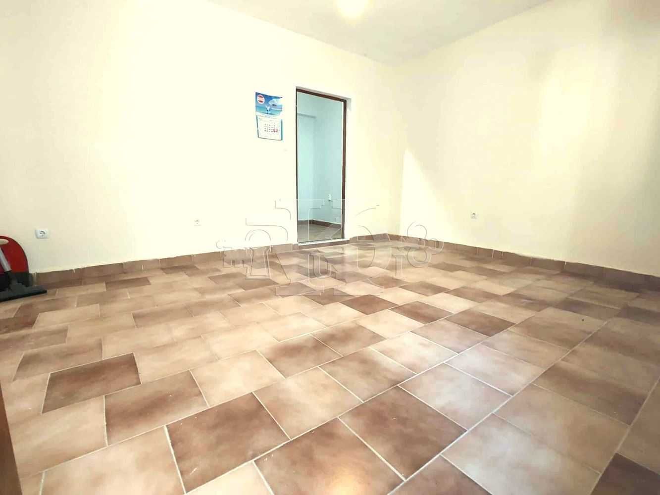 Зад хотел Добруджа, тристаен тухлен обновен апартамент, 81800€.