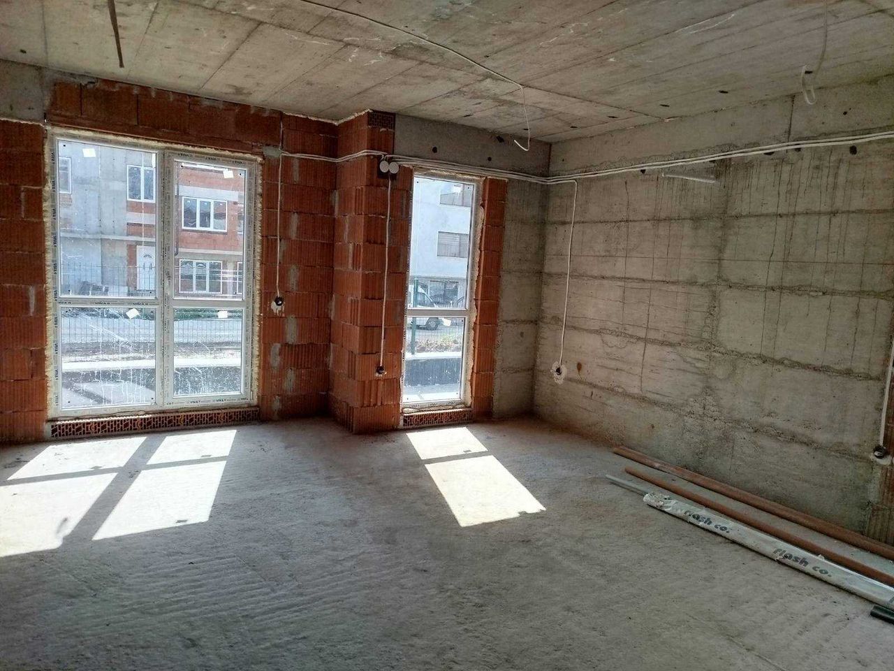 Продава се Тристаен апартамент в Асеновград - 100 кв.м за 1300 €/кв.м - Снимка #1