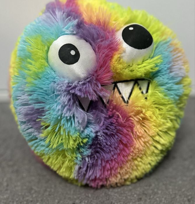 2 mingii colorate cu fata de monstru