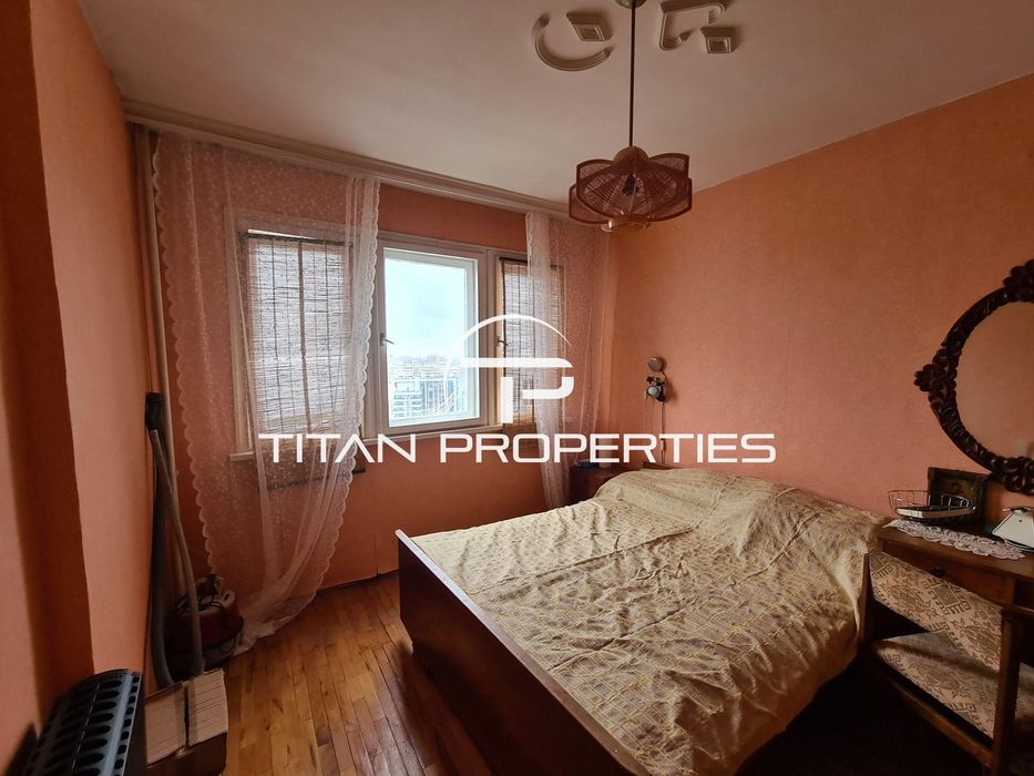 Продава се Тристаен апартамент в Пловдив, Христо Смирненски - 82 кв.м за 1950 €/кв.м - Снимка #2