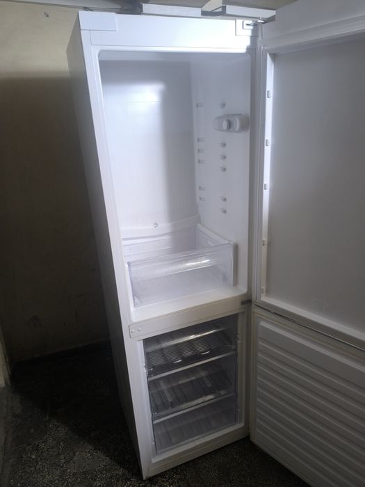 Хладилник с долен фризер Whirlpool