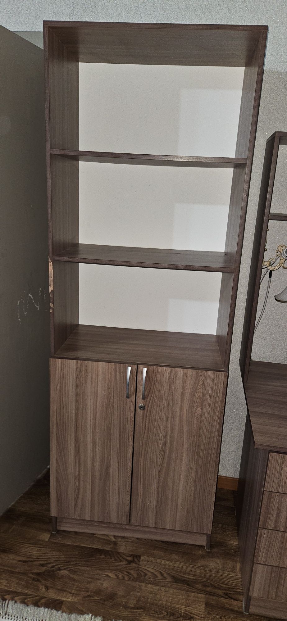 Шкаф и стол со светильником
