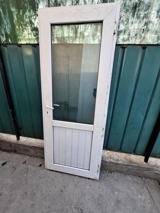 Продам пластиковые дверь