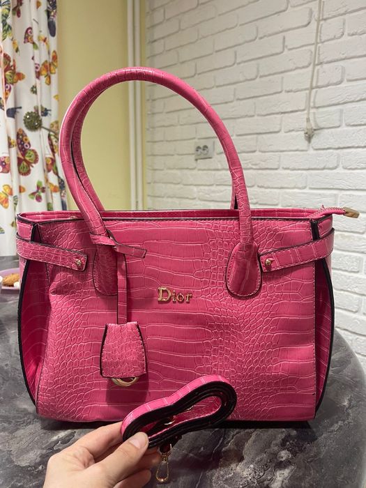 Новая сумка Dior в в розовом цвете с ремешком