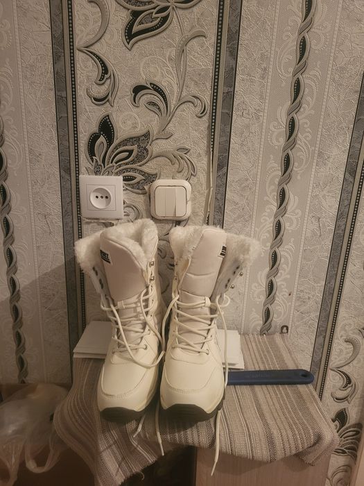 Продам  ботиночки белые  модные  тёплые осень весна