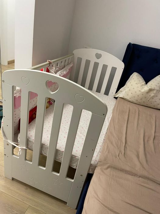 Am   un pătuț de  vânzare