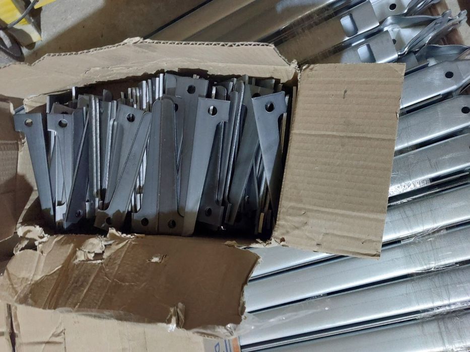 Vindem montanți,pene,distanțiere,popi metalici. Cofraje doka lana