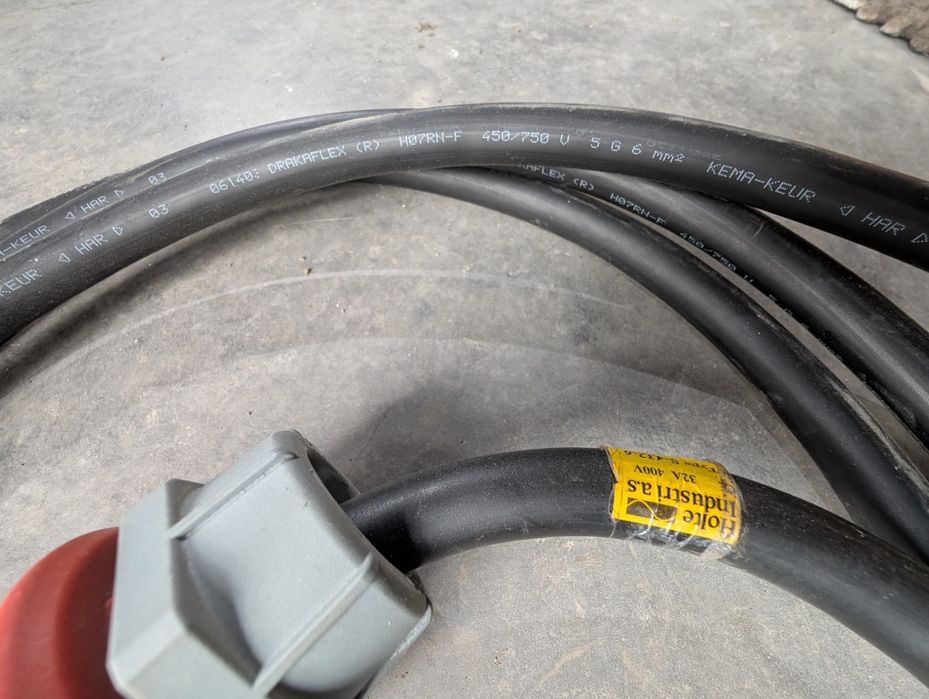 Cablu trifazic cu priza