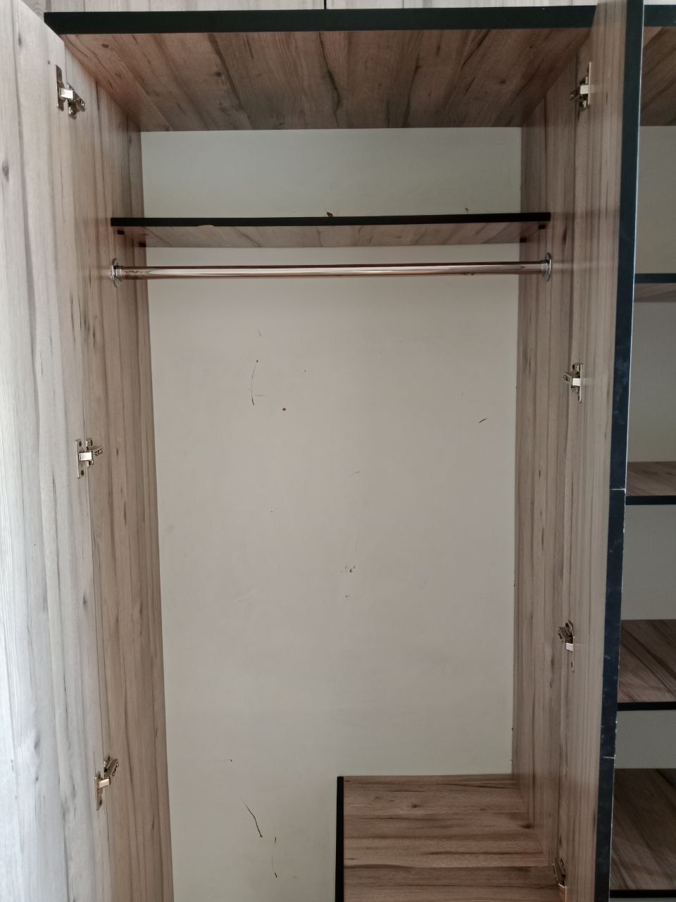Shkaf sotiladi srochna