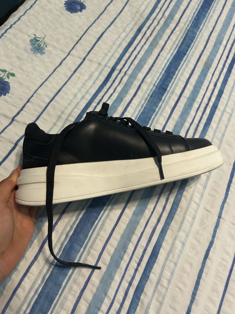 vand adidasi guess elbina