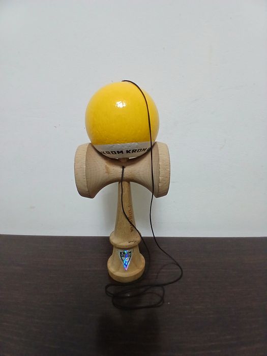 Vând kendama krom pop