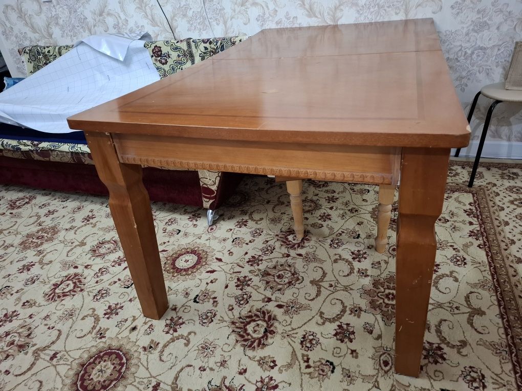 Продам срочно стол