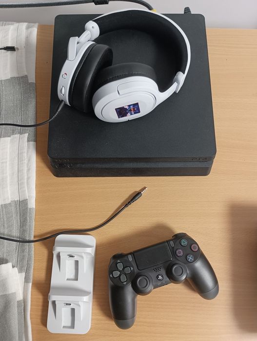 Vând ps4 cu un controller urgent!!