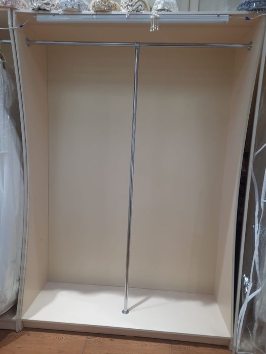 Шкаф витринный для бутиков