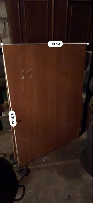 Стол с стульями.