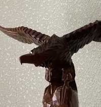 Скульптура орла из дерева
