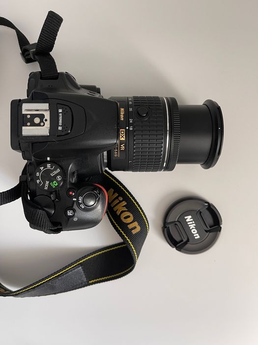 Vând Nikon D5600 + obiectiv 18-55mm + accesorii