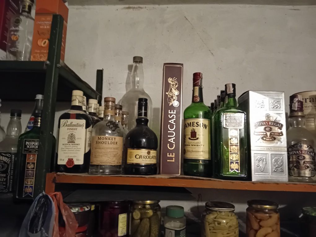 Кутии и бутилки от уиски