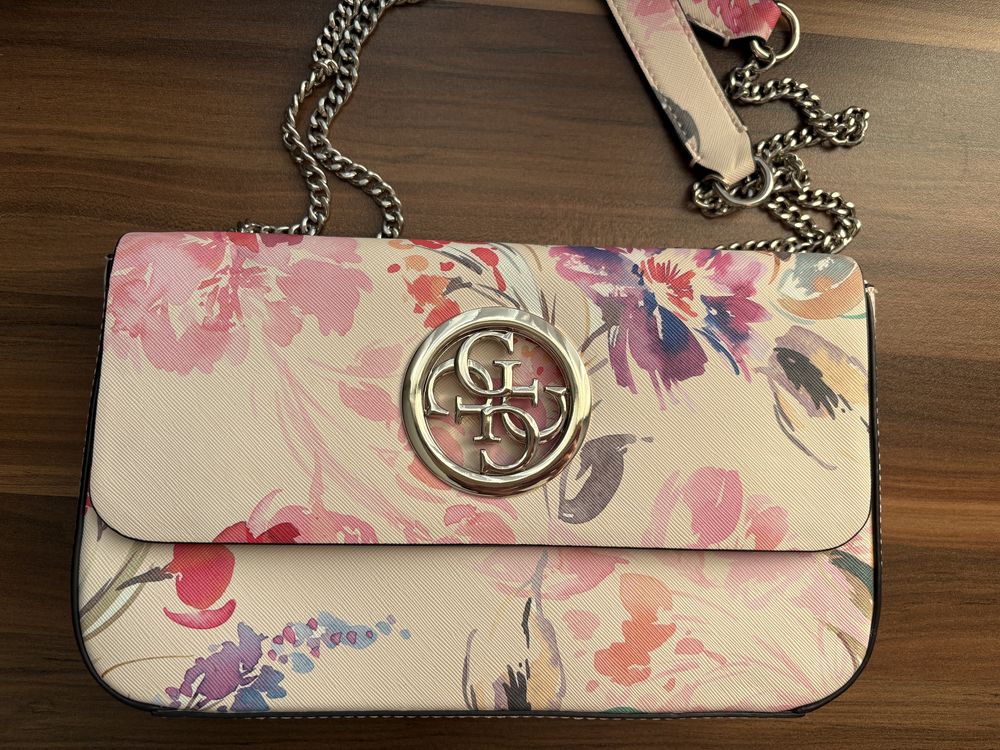 Чанта Guess в перфектно състояние