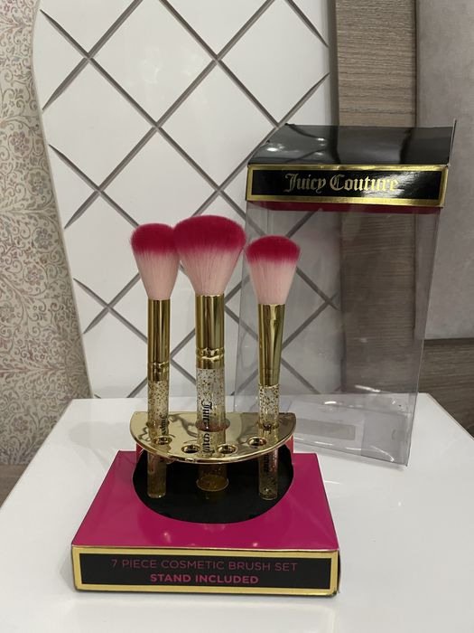 Juicy Couture. Супер кисти на стенде
