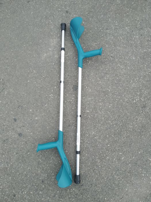 cârje turquoise cu sprjin pe anebraț