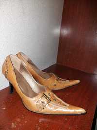 Женские туфли на высоком каблуке
