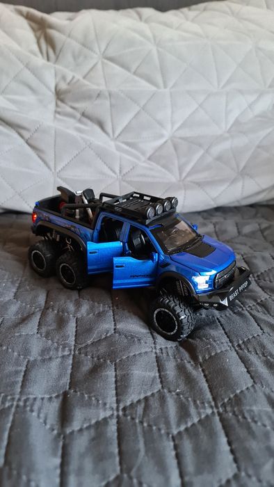 Умален колекционерски модел на Ford F150 Raptor 1:24 изцяло метална