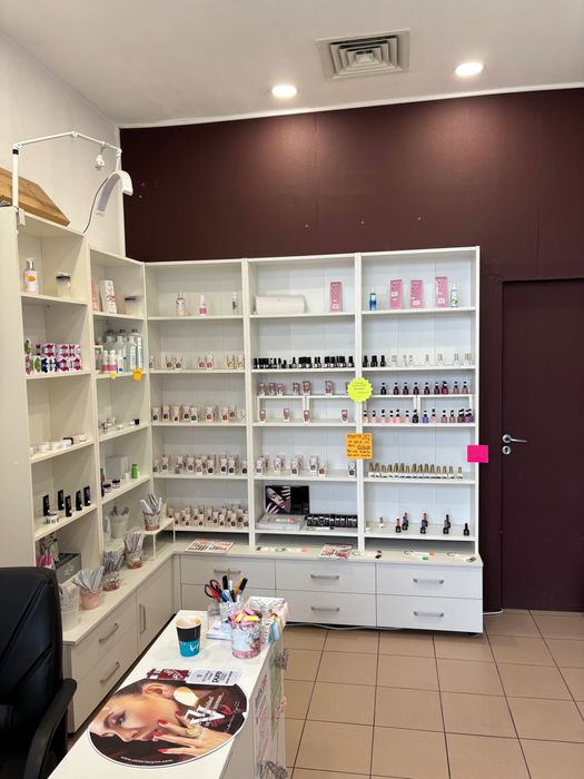 Vând Mobilier magazin