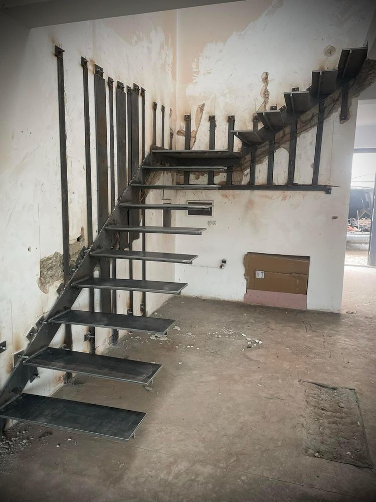 Scări Metalice Suspendate & Flotante – Confecții Metalice / Sudor