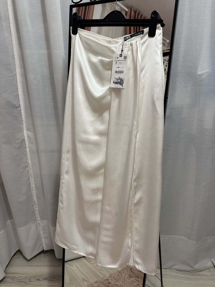 Fustă midi/ lungă satinată alb oyster cu drapaj elegant Zara marimea S