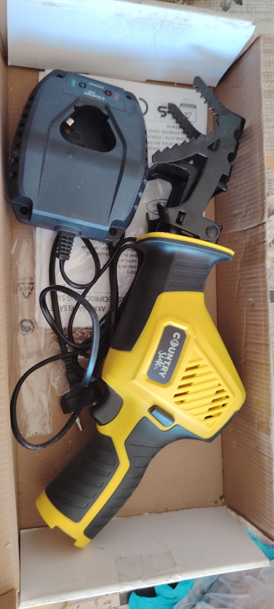 Fierastrau sabie electric cu inacarcator fara acumulator