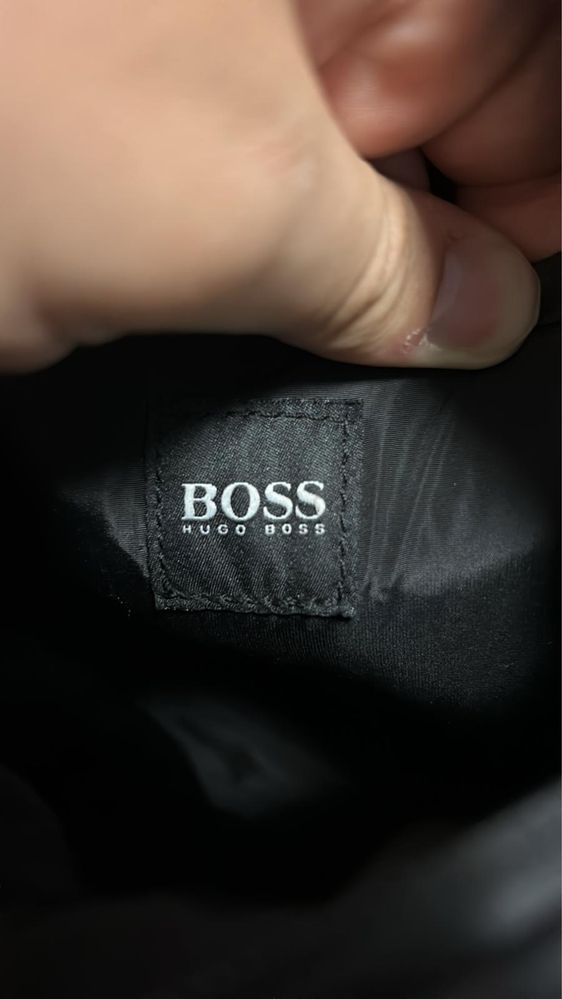 Vand geanta Hugo Boss barbati aproape noua!