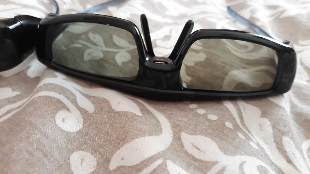Ochelari 3D Panasonic si un videoproiector BenQ