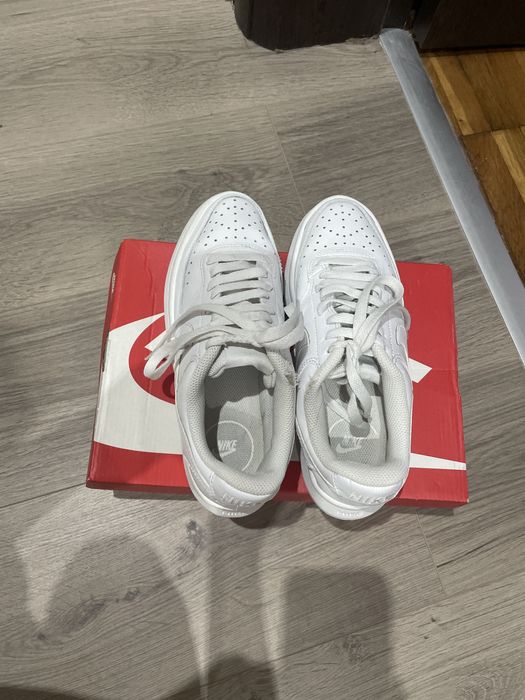 Оригинални бели обувки Nike