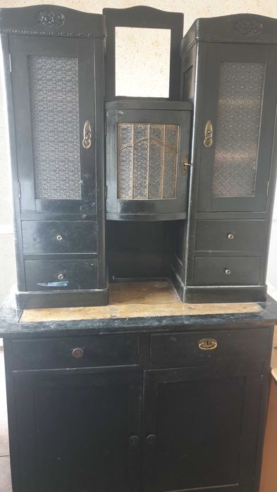 Продавам много хубав и красив старинен шкаф/секция !