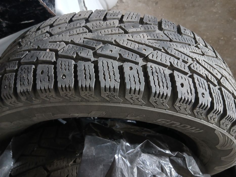 Продам шипованные шины