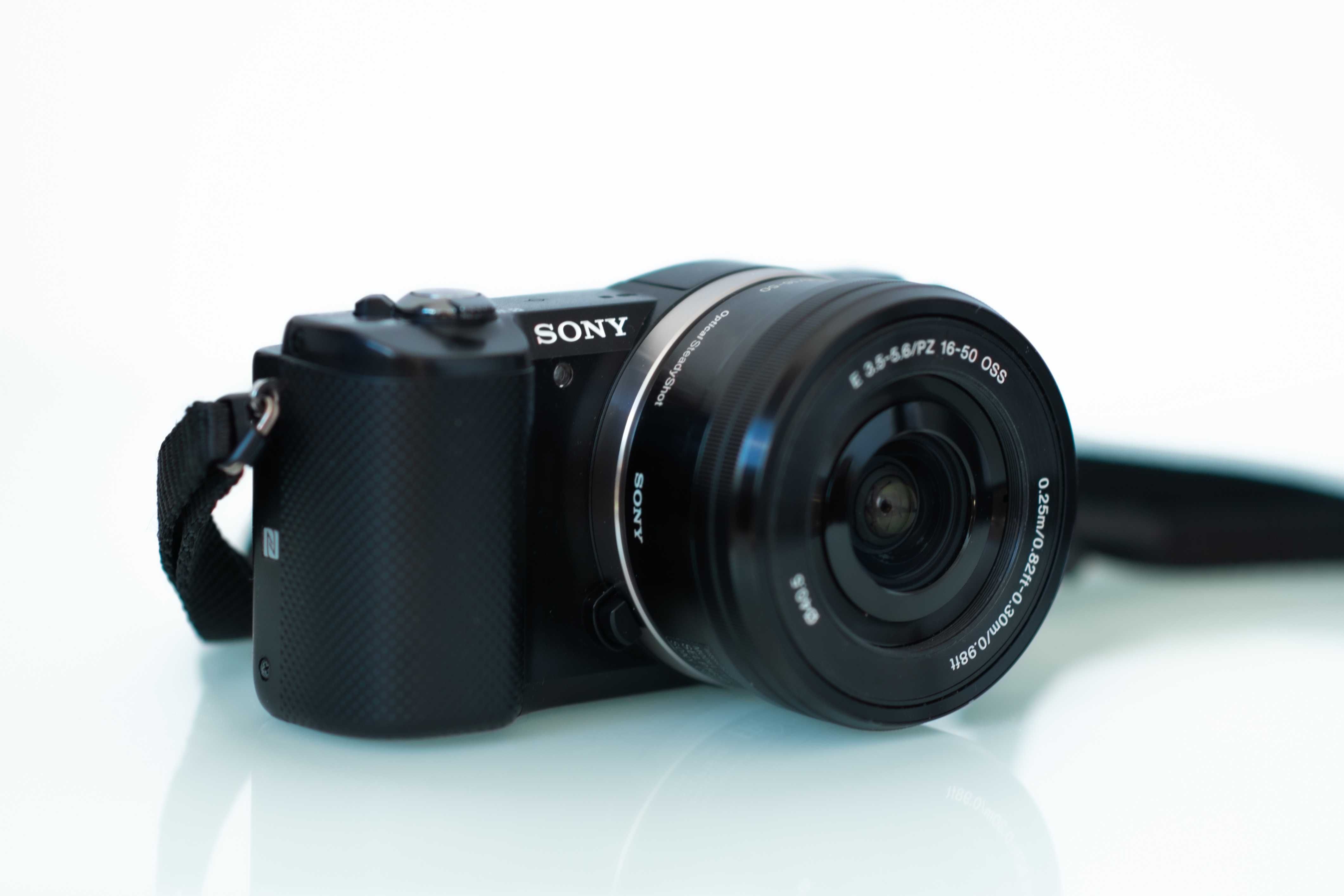 Sony a5000 Kit. doar 1800 de cadre! + obiectiv stabilizare + gentuta