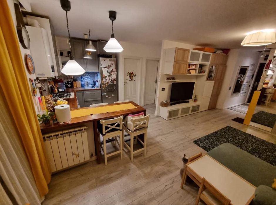 De inchiriat apartament 3 camere