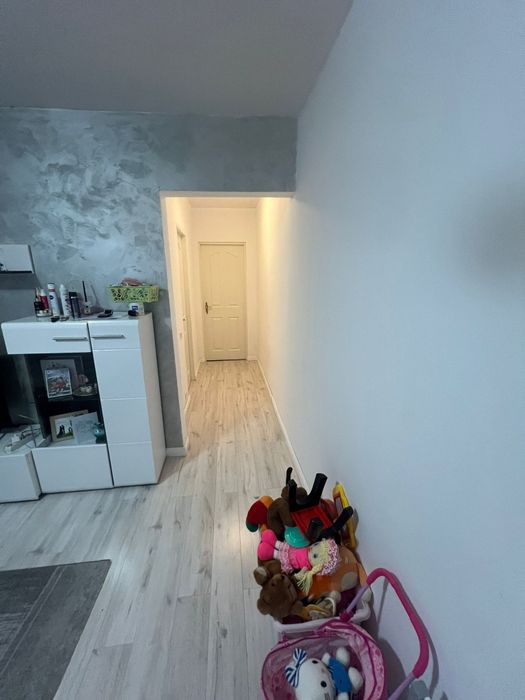 Vand apartament situat in Craiovita Noua zona Materna