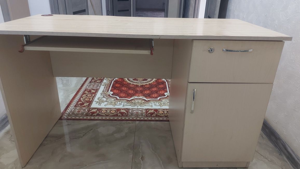 Продам компьютерный стол