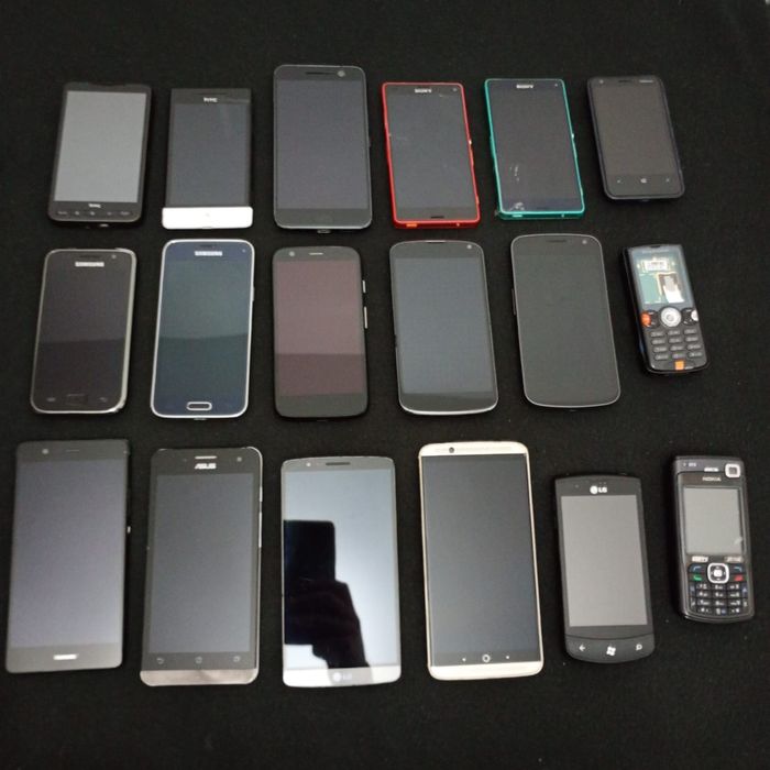 Lot 18 telefoane vechi pentru piese sau colecție